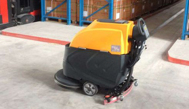 M52手推式洗地機服務(wù)于倉庫